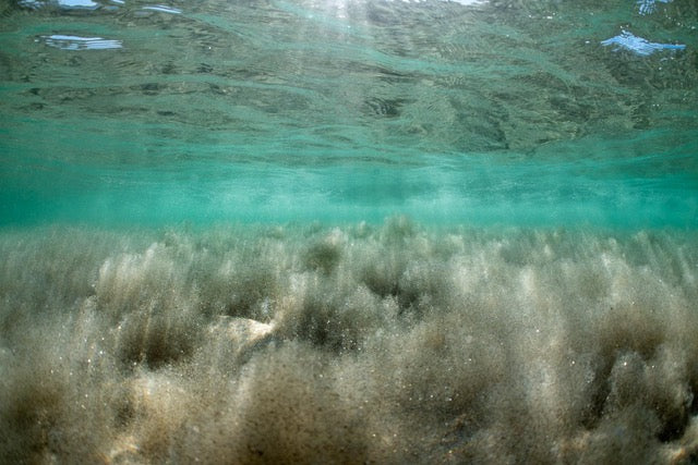 p.009, Mouvements de sable dans les vagues des Blancs Sablons – Finistère.