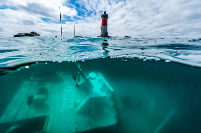 p.058, Sommet de l’épave du chalutier Celacante, coulé après s’être échoué sur les roches des Pierres noires, en mai 2014. Mer d’Iroise – Finistère.