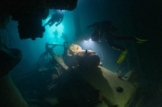p.065, L’intérieur du local barre du super tanker Amoco Cadiz est devenu un site de plongée très prisé des amateurs de plongée sur épave. Naufrage datant de mars 1978. Portsall – Finistère.