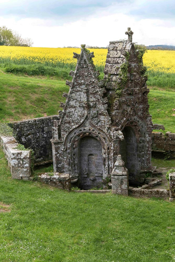 p.082, La fontaine de la chapelle Saint-Nicodème.