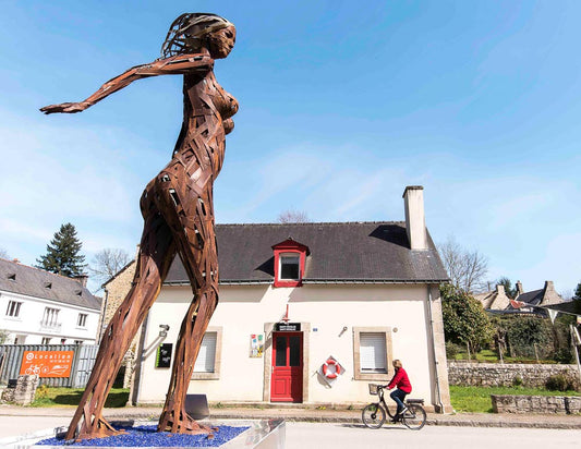 p.083, Une version moderne de la vénus de Quinipily sur les quais de Saint-Nicolas-des-Eaux.