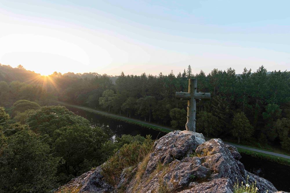 p.084, Le calvaire surplombant la chapelle Saint-Gildas.