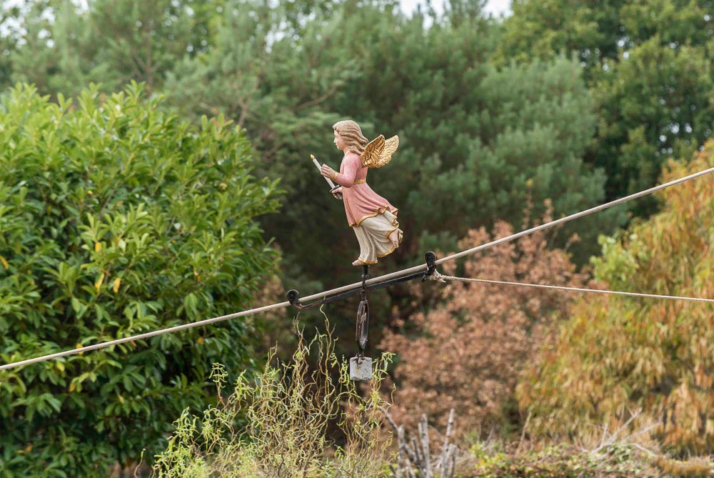 p.089, La descente de l'ange lors du pardon de Quelven.