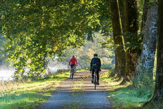 p.093, Cyclistes sur le chemin de halage des rives du Blavet.