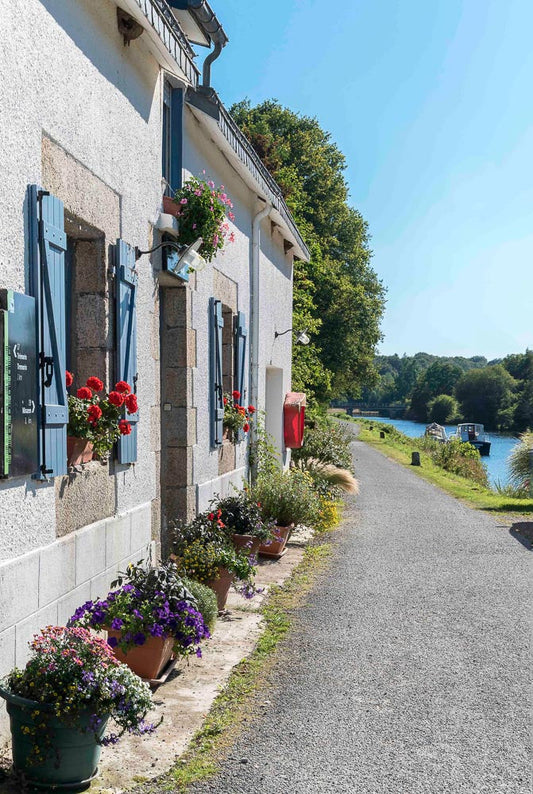 p.102, La façade de la maison éclusière de Sainte-Barbe.