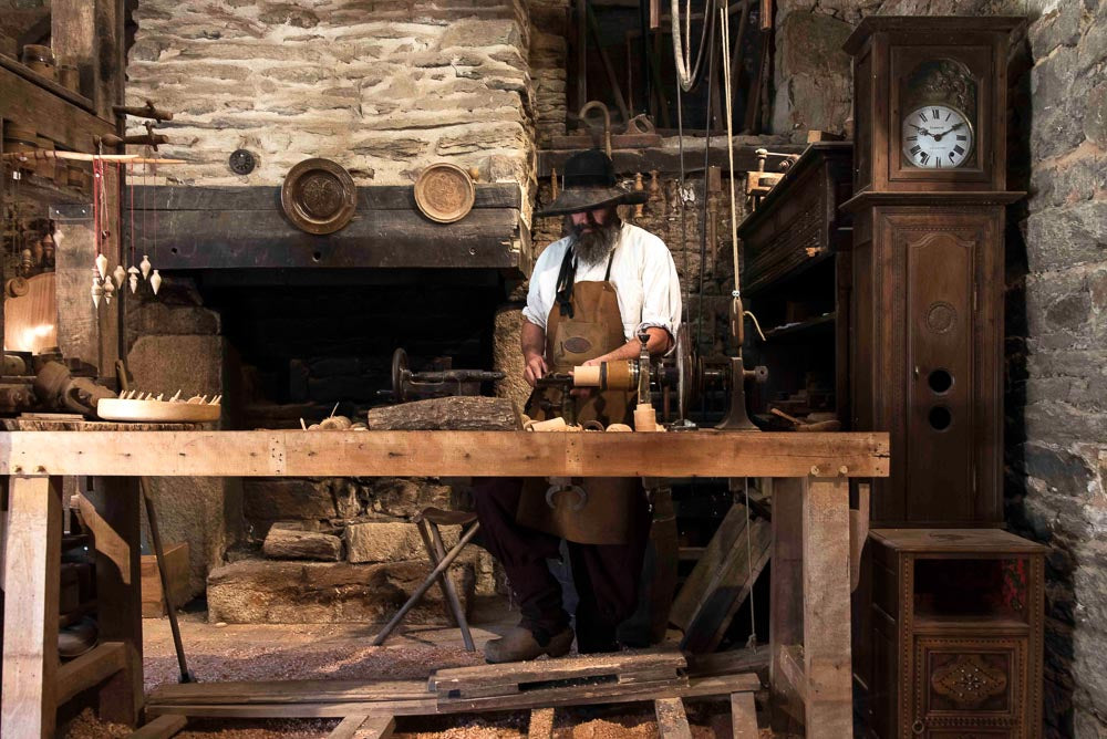 p.108, Reconstitution d'une scène de la vie quotidienne, village de Poul-Fetan.