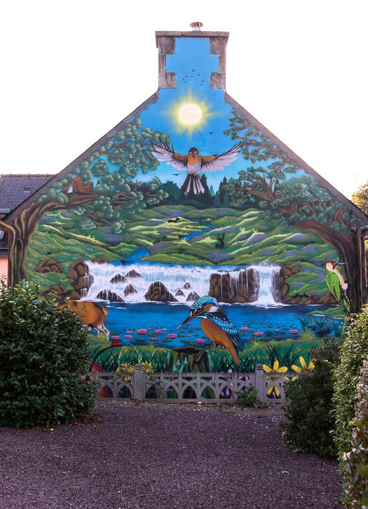 p.111, Façade peinte sur la thématique des oiseaux du Blavet.