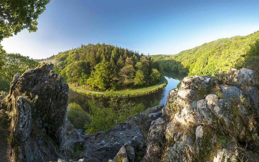 p.114, La Chaise du Diable domine les méandres du Blavet.