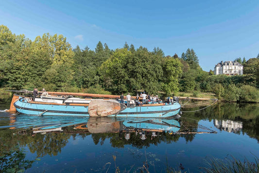 p.120, La péniche fluviale Le Korriganez en promenade sur le Blavet.
