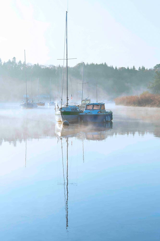 p.121, A l'approche d'Hennebont le Blavet devient un havre de paix qui accueille nombre de voiliers et vedettes.