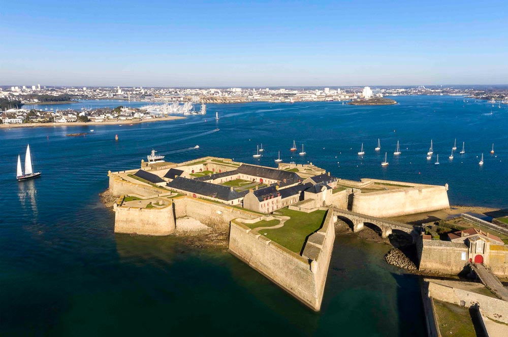 p.138, La citadelle de Port-Louis et la rade de Lorient.