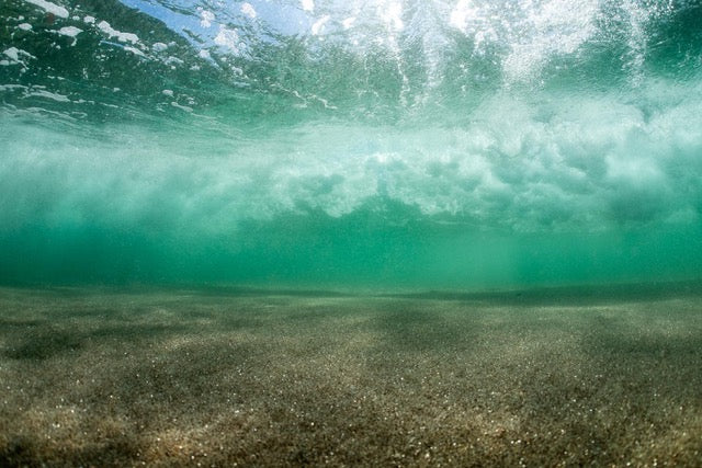 p.008, Mouvements de sable dans les vagues des Blancs Sablons – Finistère.