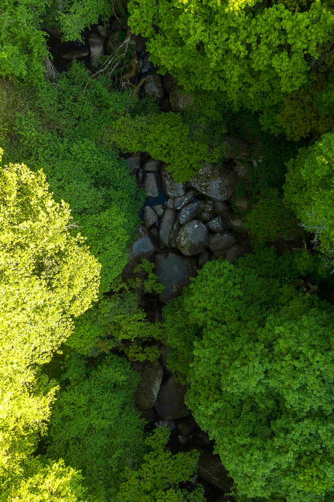 p.024, Le chaos rocheux de Toul-Goulic au milieu duquel serpente le Blavet, Côtes d'Armor.