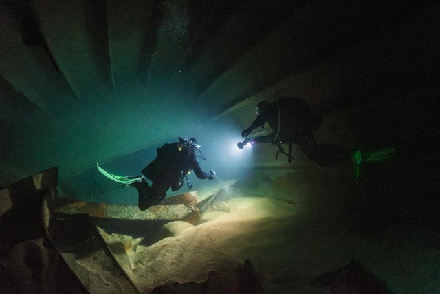 p.059, Exploration des soutes éventrées du super pétrolier Amoco Cadiz, coulé en mars 1978. Portsall – Finistère.