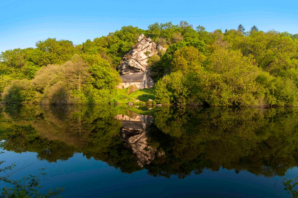 p.084, La chapelle Saint-Gildas nichée au creux de son rocher.