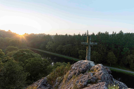 p.084, Le calvaire surplombant la chapelle Saint-Gildas.