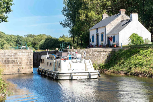 p.100, Une péniche passe l'écluse de Minazen.