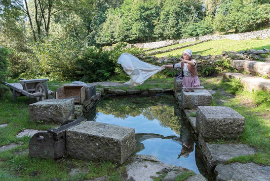 p.106, Lavandière dans le lavoir de Poul-Fetan.