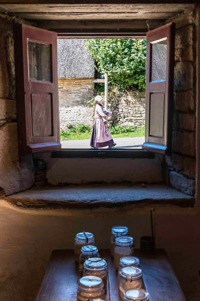 p.109, Reconstitution d'une scène de la vie quotidienne, village de Poul-Fetan.