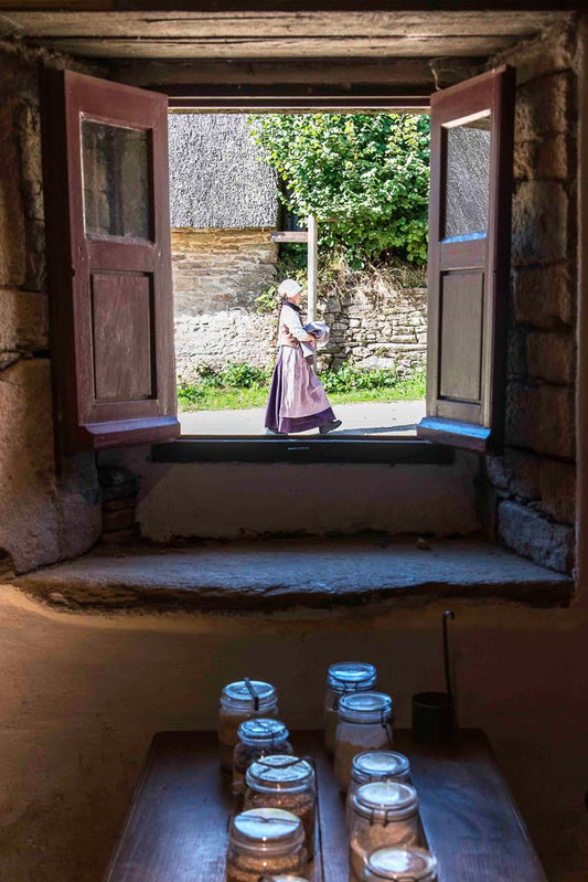 p.109, Reconstitution d'une scène de la vie quotidienne, village de Poul-Fetan.