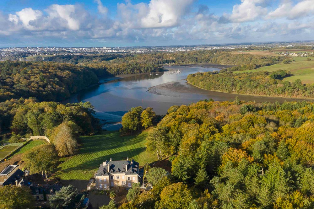 p.128, Le château de Locguénolé se découvre en aval du Blavet.